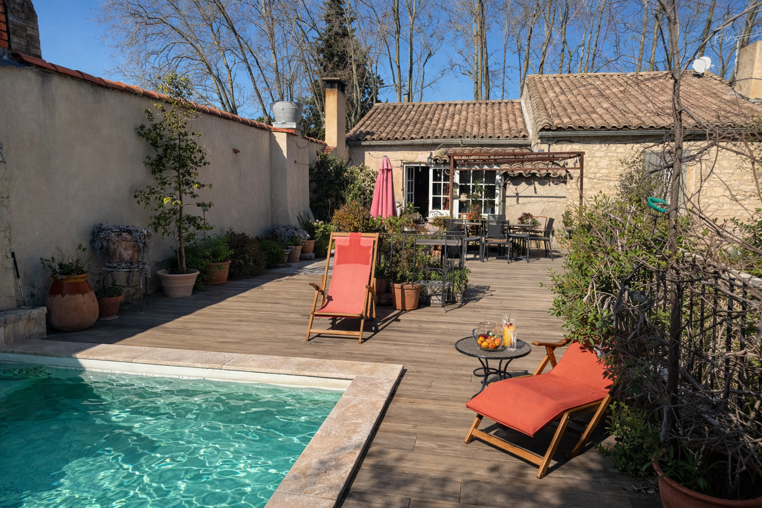 Maison de village de caractère avec cour, piscine et stationnement au cœur de Maussane-les-Alpilles